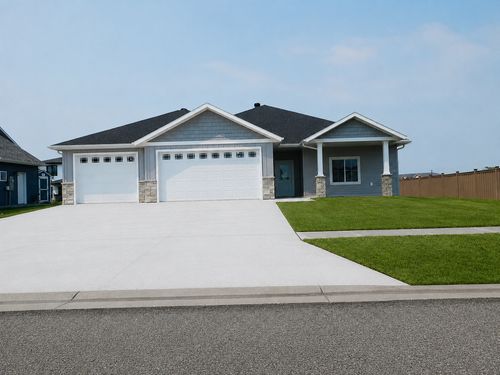 4203 Pine Pkwy S, Fargo, ND, 58104-8572 | Card Image