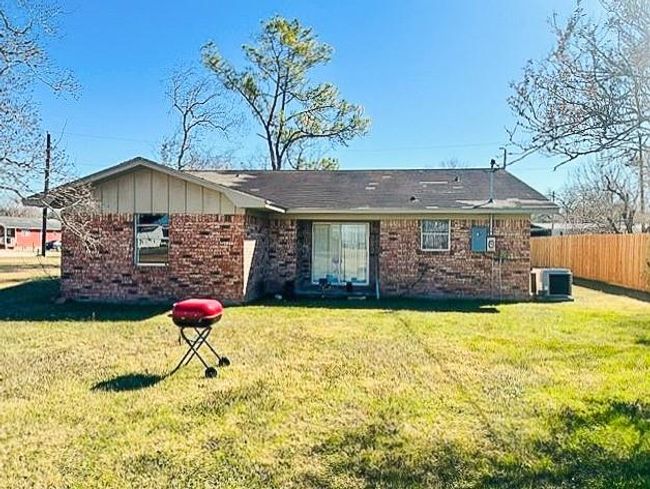 110 Cedar St, House other with 3 bedrooms, 2 bathrooms and 1 parking in Louise TX | Image 14