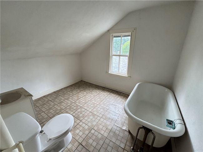 352 Vienna St, Home with 3 bedrooms, 3 bathrooms and null parking in Newark NY | Image 18