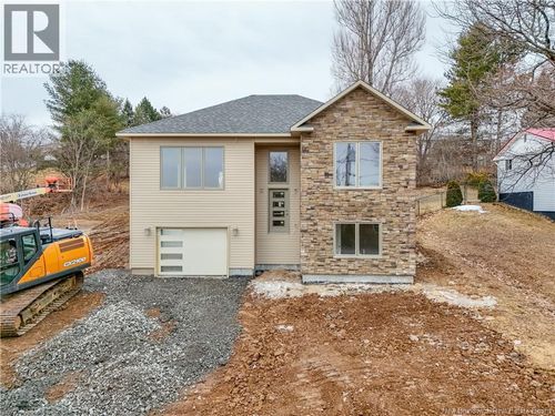 16 Mayflower St, Fredericton, NB, E3C1L5 | Card Image