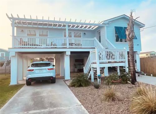 811 S Austin St, Rockport, TX, 78382-2425 | Card Image