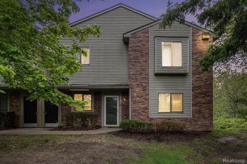 7-22221 Indian Creek Dr, Farmington Hills, MI, 48335-5546 | Card Image