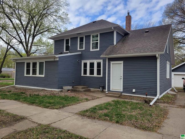324 Lewis St, House other with 5 bedrooms, 3 bathrooms and null parking in Vermillion SD | Image 4