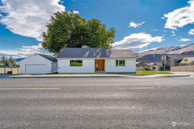 921 Easy Street, House other with 2 bedrooms, 1 bathrooms and 2 parking in Wenatchee WA | Image 1