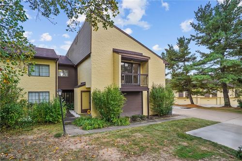 881 Hampton Ridge Dr, Akron, OH, 44313-8136 | Card Image