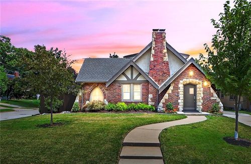 6637 Oak St, Kansas City, MO, 64113-2317 | Card Image