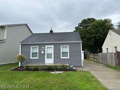 23352 Tawas Avenue, Home with 3 bedrooms, 1 bathrooms and null parking in Hazel Park MI | Image 3