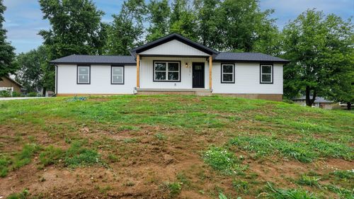 512 E Walnut St, Hudson, IL, 61748-7719 | Card Image