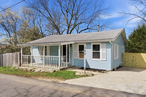 329 1st St, Midway, KY, 40347-1101 | Card Image