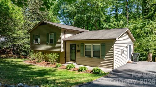 216 Davis Dr, Morganton, NC, 28655-3745 | Card Image