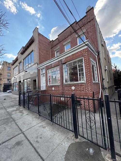 42 28th Ave, Astoria, NY, 11103-2802 | Card Image