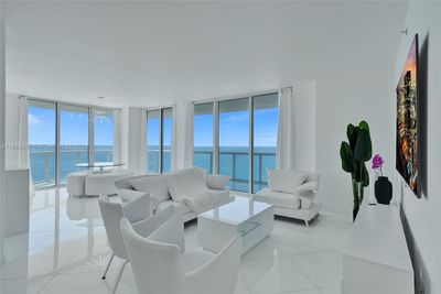 2403 - 6365 Collins Ave, Condo with 3 bedrooms, 2 bathrooms and null parking in Miami Beach FL | Image 3