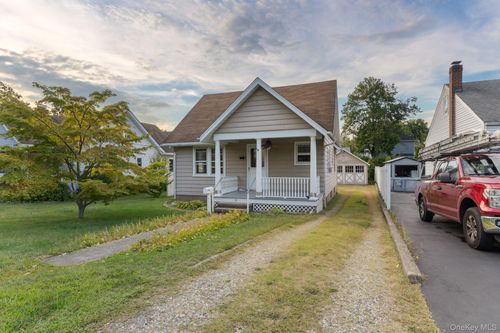 16 Oak Ter, Suffern, NY, 10901-5921 | Card Image