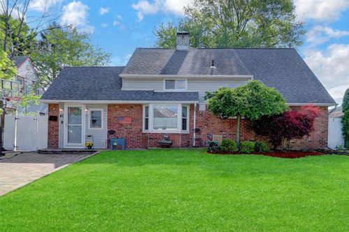 41 Woodpecker Ln, Levittown, NY, 11756-3212 | Card Image
