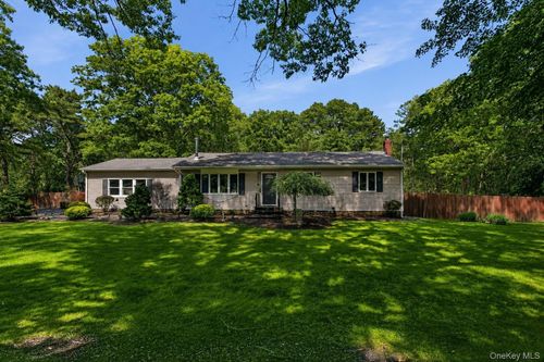 9 Pleasant View Rd, Ridge, NY, 11961-2935 | Card Image