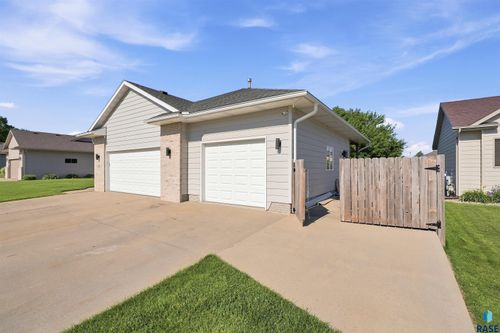1613 S Purdue Ave Avenue, Sioux Falls, SD, 57106-5411 | Card Image
