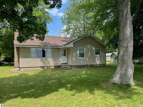 365 Long Point Dr, Houghton Lake, MI, 48629-9451 | Card Image