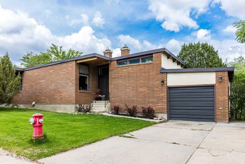 22 Chinook Dr Sw, Medicine Hat, AB, T1A4B3 | Card Image