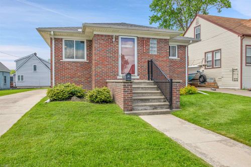 22440 Beach St, Saint Clair Shores, MI, 48081-2301 | Card Image