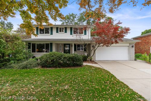 18984 Briarwood Ln, Clinton Township, MI, 48036-2117 | Card Image