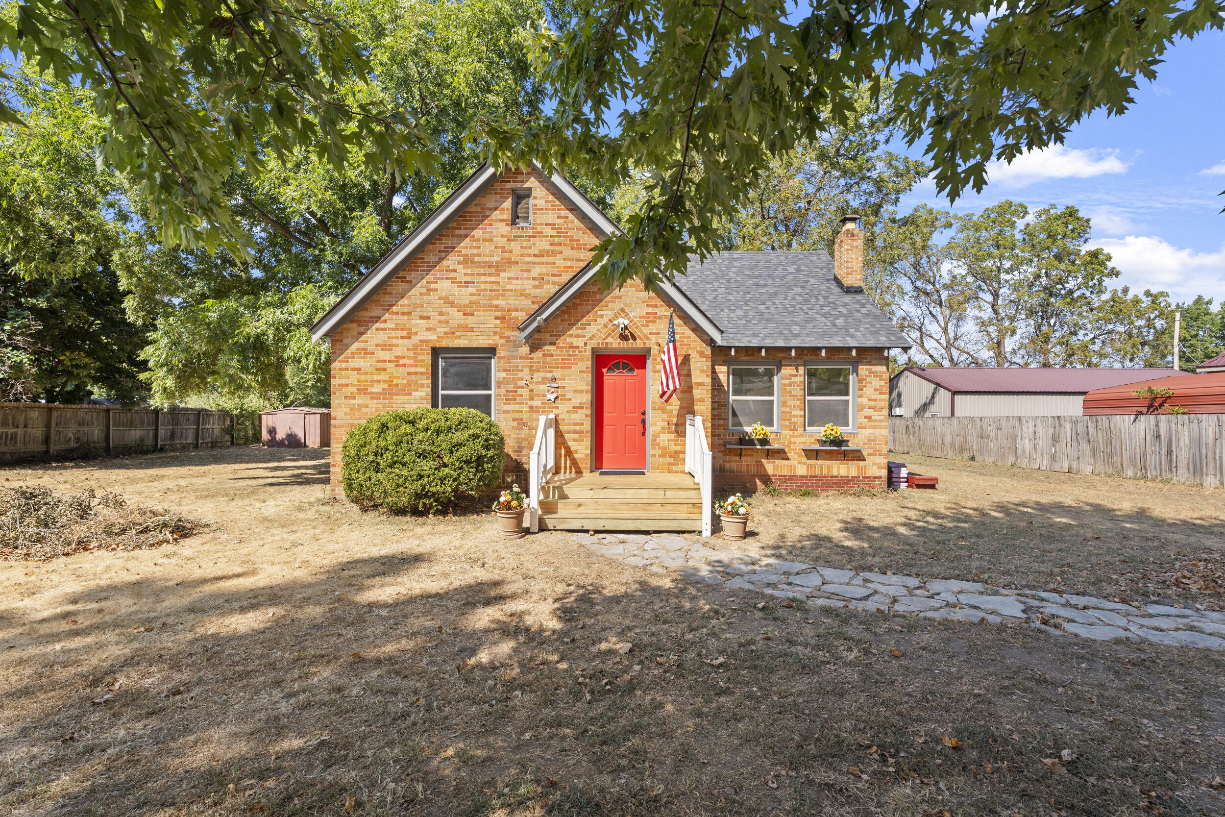 704 S Grand St, For Sale in Grove - eXp Realty