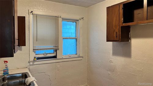 369 Puritan St, Highland Park, MI, 48203-2624 | Card Image