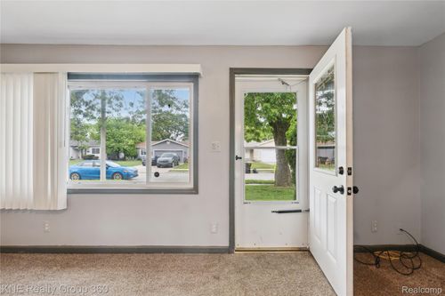 25143 Fern St, Roseville, MI, 48066-3679 | Card Image