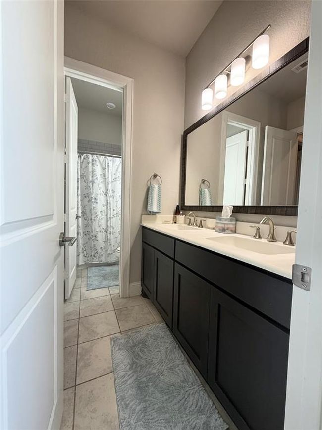 Secondary bathroom with dual sinks. | Image 26