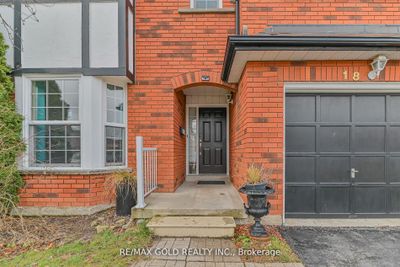 18 Chipmunk Cres, House other with 3 bedrooms, 2 bathrooms and 3 parking in Brampton ON | Image 3