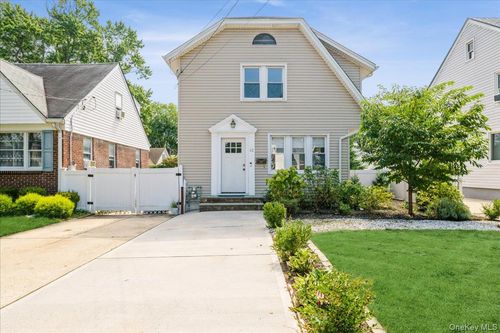 42 Stuart Ave, Malverne, NY, 11565-2323 | Card Image