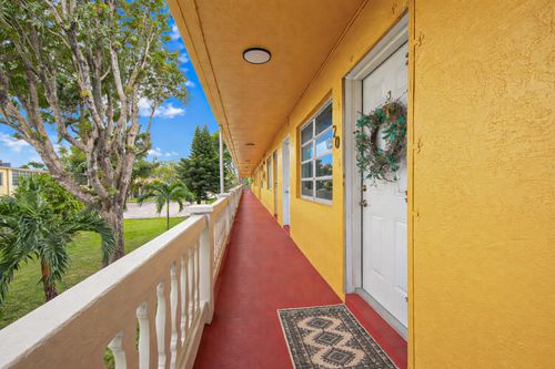 m20-115 Ne 202nd Ter, Miami Gardens, FL, 33179-2943 | Card Image