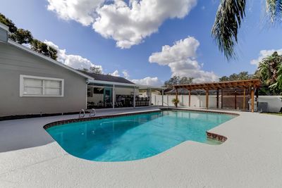 706 Kingswood Loop, House other with 5 bedrooms, 4 bathrooms and null parking in Brandon FL | Image 2