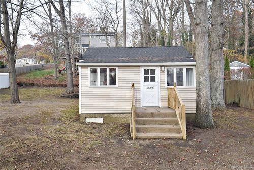 229 Locust Dr, Rocky Point, NY, 11778-9526 | Card Image