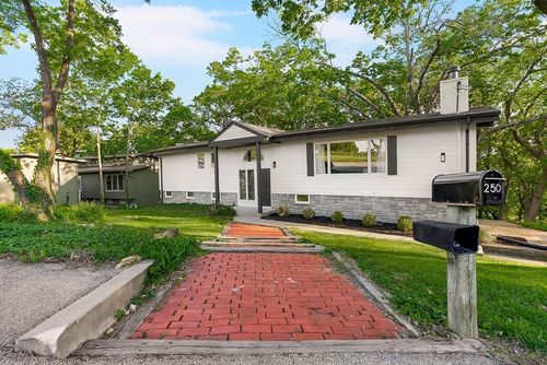 250 Arapaho Cir E, Lake Quivira, KS, 66217-8717 | Card Image