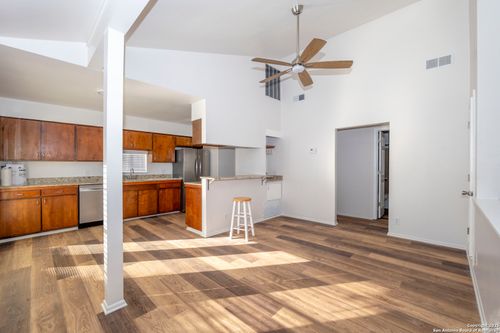 542 W Elsmere Pl, San Antonio, TX, 78212-2647 | Card Image