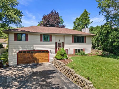 1415 S 167th St, New Berlin, WI, 53151-1301 | Card Image