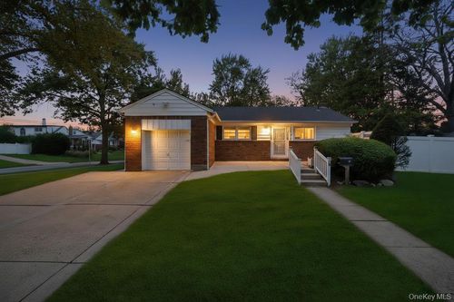 51 Stevenson Rd, Hewlett, NY, 11557-1550 | Card Image