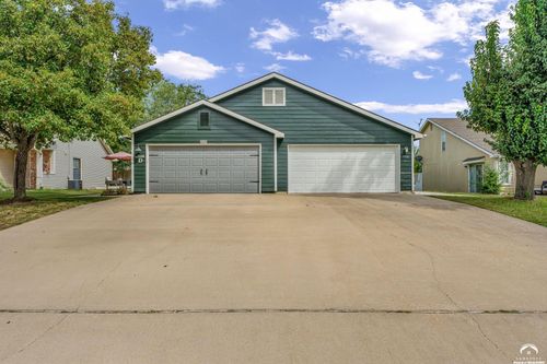 3936 Overland Dr, Lawrence, KS, 66049-4118 | Card Image
