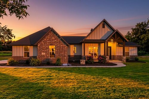 606 Central Rd, Weatherford, TX, 76088-8704 | Card Image