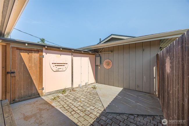 Enclosed patio | Image 19