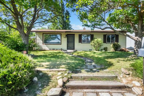 825 E Larch St, Othello, WA, 99344-1439 | Card Image