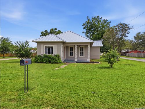 600 W Park Ave, Devine, TX, 78016-2534 | Card Image