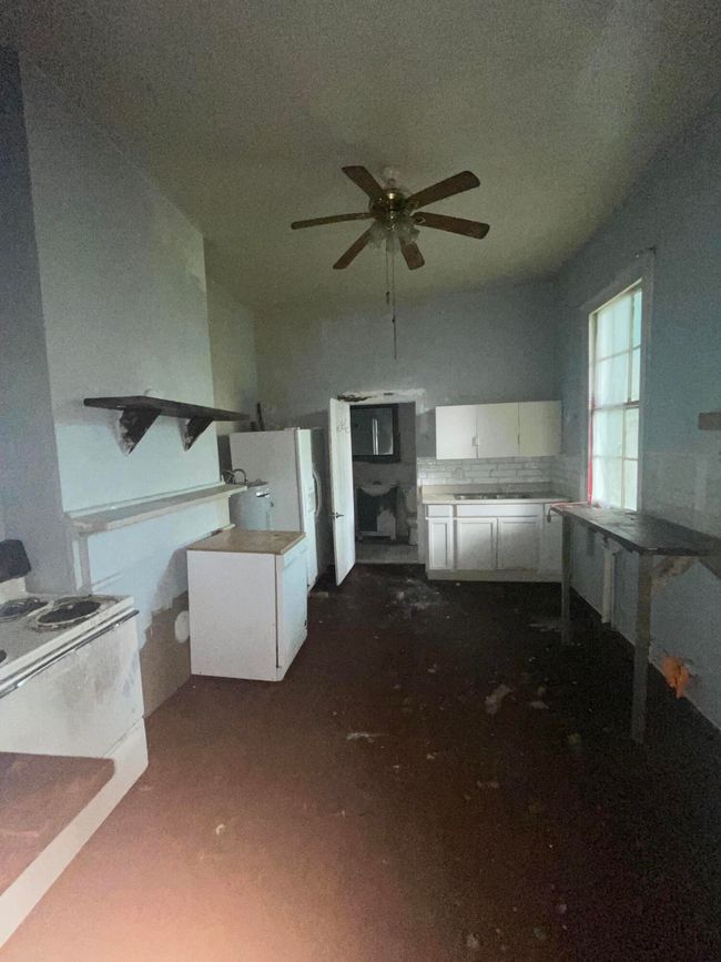 212 Perkins Kitchen | Image 11