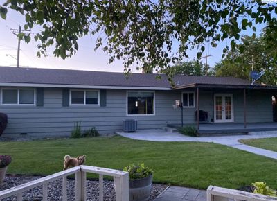 1219 W Grandview Ave, Home with 3 bedrooms, 1 bathrooms and null parking in Sunnyside WA | Image 2