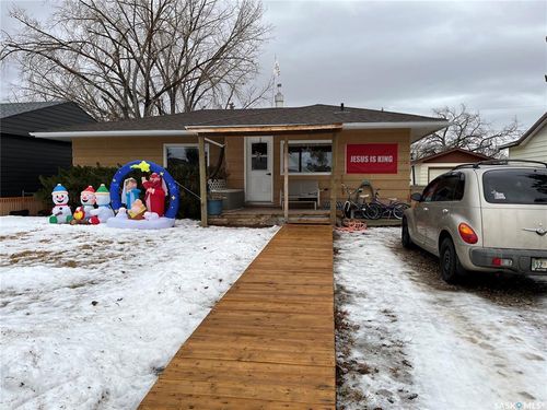 220 5th Ave, Gravelbourg, SK, S0H1X0 | Card Image