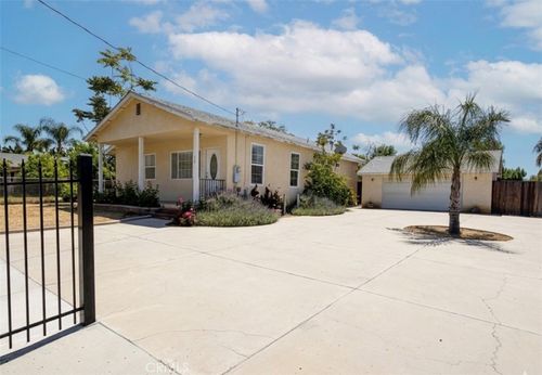 121 E County Line Rd, Calimesa, CA, 92320-1312 | Card Image