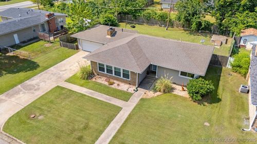 805 Se 11th St, Pryor, OK, 74361-7201 | Card Image