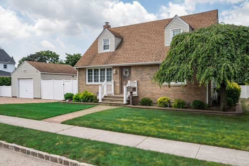 39 Hilton Ave, New Hyde Park, NY, 11040-5128 | Card Image