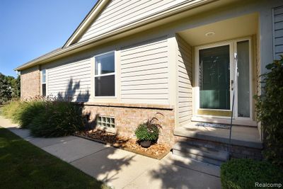 34214 Birchway Circle, Condo with 2 bedrooms, 2 bathrooms and null parking in Sterling Heights MI | Image 2