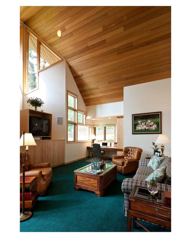 Sitting area in the primary bedroom at the Mary Hill Lodge | Image 58